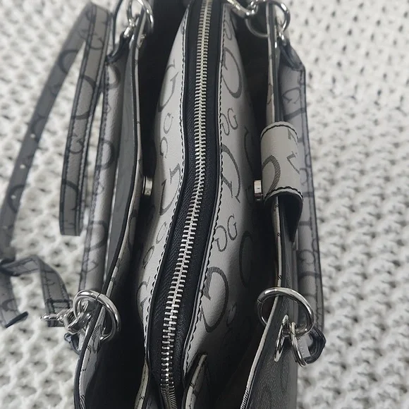 Guess shoulder or crossbody bag with 3 compartments with two snap closure and zi - Picture 8 of 11